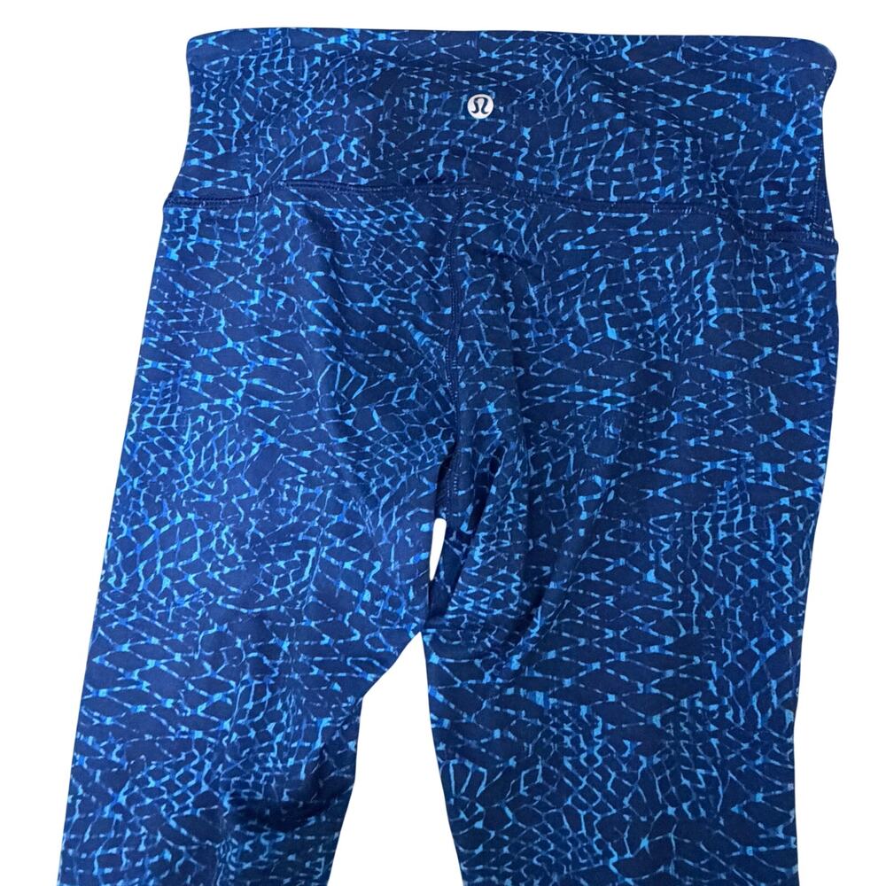 Lululemon leggings sz 6 blue pattern colorful flattering yoga activewear